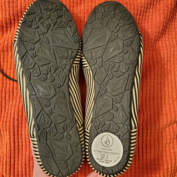 NWOT Volcom Pinstriped Shoes - Picture 5 of 6